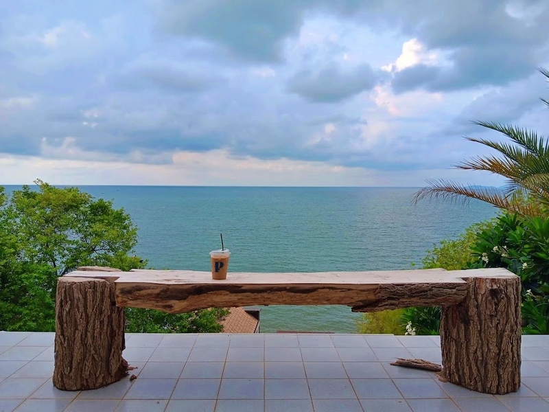 bake and more, bellinee’s rayong, guer cafe, happy camper rayong, happy camper คาเฟ่, mama don’t like espresso bar & bake lab, mhuan fun cafe & art, misahouse, phala craft coffee roasters, seaseoul cafe, she sails cafe & beach club, she sails rayong, the creeper house, triple o coffee, u cup coffee, คาเฟ่ระยอง, คาเฟ่ระยอง 2024, คาเฟ่ระยอง 2567, คาเฟ่ริมทะเล ระยอง, คาเฟ่เปิดใหม่ ระยอง, คาเฟ่ใกลฉัน, ซีโซล คาเฟ่, ปาฎี, มาม่า ดอนท์ ไลท์ คาเฟ่, มิสะเฮ้าท์, ระยอง 2024, ระยอง 2567, ระยอง คาเฟ่, ร้านปาฎี, ร้านเกื้อ, สวนก๋ง, เที่ยวระยอง, เบค แอนด์ มอร์ คาเฟ่, เบลลินี่ ระยอง, เหมือนฝัน คาเฟ่, top 15+ คาเฟ่ระยอง [สิงหาคม 2024] นั่งจิบชากาแฟ ทานเบเกอรี่ ดื่มด่ำธรรมชาติ รับลมริมทะเล