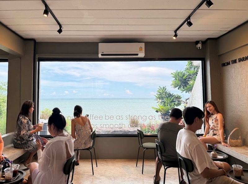 bake and more, bellinee’s rayong, guer cafe, happy camper rayong, happy camper คาเฟ่, mama don’t like espresso bar & bake lab, mhuan fun cafe & art, misahouse, phala craft coffee roasters, seaseoul cafe, she sails cafe & beach club, she sails rayong, the creeper house, triple o coffee, u cup coffee, คาเฟ่ระยอง, คาเฟ่ระยอง 2024, คาเฟ่ระยอง 2567, คาเฟ่ริมทะเล ระยอง, คาเฟ่เปิดใหม่ ระยอง, คาเฟ่ใกลฉัน, ซีโซล คาเฟ่, ปาฎี, มาม่า ดอนท์ ไลท์ คาเฟ่, มิสะเฮ้าท์, ระยอง 2024, ระยอง 2567, ระยอง คาเฟ่, ร้านปาฎี, ร้านเกื้อ, สวนก๋ง, เที่ยวระยอง, เบค แอนด์ มอร์ คาเฟ่, เบลลินี่ ระยอง, เหมือนฝัน คาเฟ่, top 15+ คาเฟ่ระยอง [สิงหาคม 2024] นั่งจิบชากาแฟ ทานเบเกอรี่ ดื่มด่ำธรรมชาติ รับลมริมทะเล
