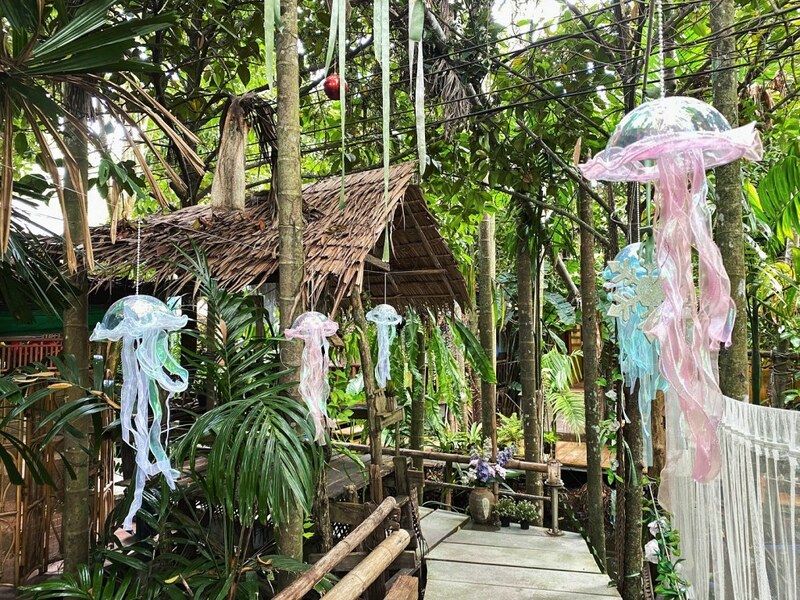 bake and more, bellinee’s rayong, guer cafe, happy camper rayong, happy camper คาเฟ่, mama don’t like espresso bar & bake lab, mhuan fun cafe & art, misahouse, phala craft coffee roasters, seaseoul cafe, she sails cafe & beach club, she sails rayong, the creeper house, triple o coffee, u cup coffee, คาเฟ่ระยอง, คาเฟ่ระยอง 2024, คาเฟ่ระยอง 2567, คาเฟ่ริมทะเล ระยอง, คาเฟ่เปิดใหม่ ระยอง, คาเฟ่ใกลฉัน, ซีโซล คาเฟ่, ปาฎี, มาม่า ดอนท์ ไลท์ คาเฟ่, มิสะเฮ้าท์, ระยอง 2024, ระยอง 2567, ระยอง คาเฟ่, ร้านปาฎี, ร้านเกื้อ, สวนก๋ง, เที่ยวระยอง, เบค แอนด์ มอร์ คาเฟ่, เบลลินี่ ระยอง, เหมือนฝัน คาเฟ่, top 15+ คาเฟ่ระยอง [สิงหาคม 2024] นั่งจิบชากาแฟ ทานเบเกอรี่ ดื่มด่ำธรรมชาติ รับลมริมทะเล