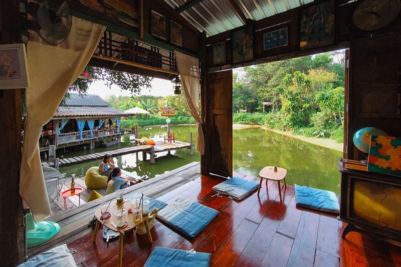 bake and more, bellinee’s rayong, guer cafe, happy camper rayong, happy camper คาเฟ่, mama don’t like espresso bar & bake lab, mhuan fun cafe & art, misahouse, phala craft coffee roasters, seaseoul cafe, she sails cafe & beach club, she sails rayong, the creeper house, triple o coffee, u cup coffee, คาเฟ่ระยอง, คาเฟ่ระยอง 2024, คาเฟ่ระยอง 2567, คาเฟ่ริมทะเล ระยอง, คาเฟ่เปิดใหม่ ระยอง, คาเฟ่ใกลฉัน, ซีโซล คาเฟ่, ปาฎี, มาม่า ดอนท์ ไลท์ คาเฟ่, มิสะเฮ้าท์, ระยอง 2024, ระยอง 2567, ระยอง คาเฟ่, ร้านปาฎี, ร้านเกื้อ, สวนก๋ง, เที่ยวระยอง, เบค แอนด์ มอร์ คาเฟ่, เบลลินี่ ระยอง, เหมือนฝัน คาเฟ่, top 15+ คาเฟ่ระยอง [สิงหาคม 2024] นั่งจิบชากาแฟ ทานเบเกอรี่ ดื่มด่ำธรรมชาติ รับลมริมทะเล