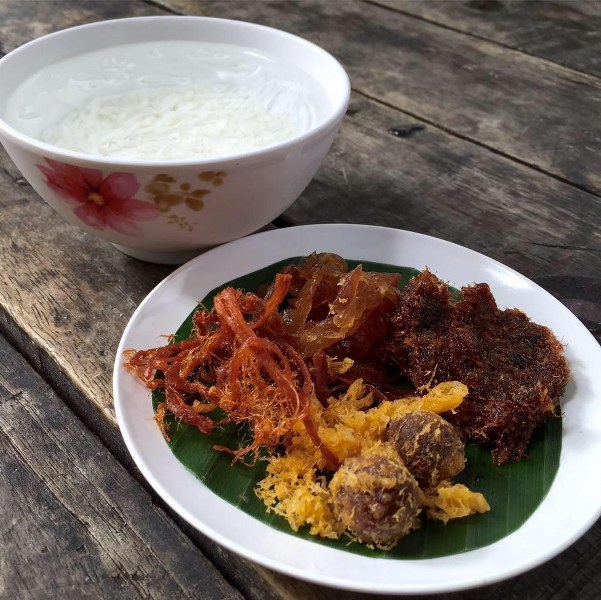 top 5+ ร้านชูโรงสำรับข้าวแช่ ดับร้อนให้หนีหาย เบิกบานใจกับอาหารไทยชาววัง