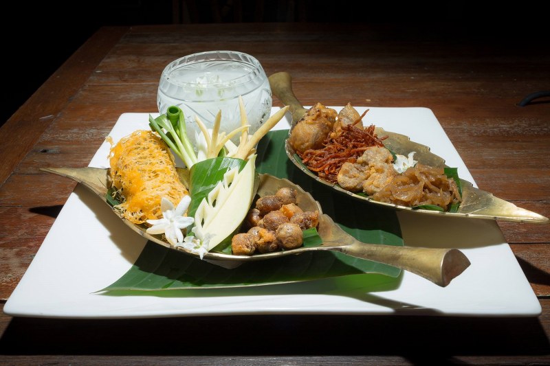 top 5+ ร้านชูโรงสำรับข้าวแช่ ดับร้อนให้หนีหาย เบิกบานใจกับอาหารไทยชาววัง