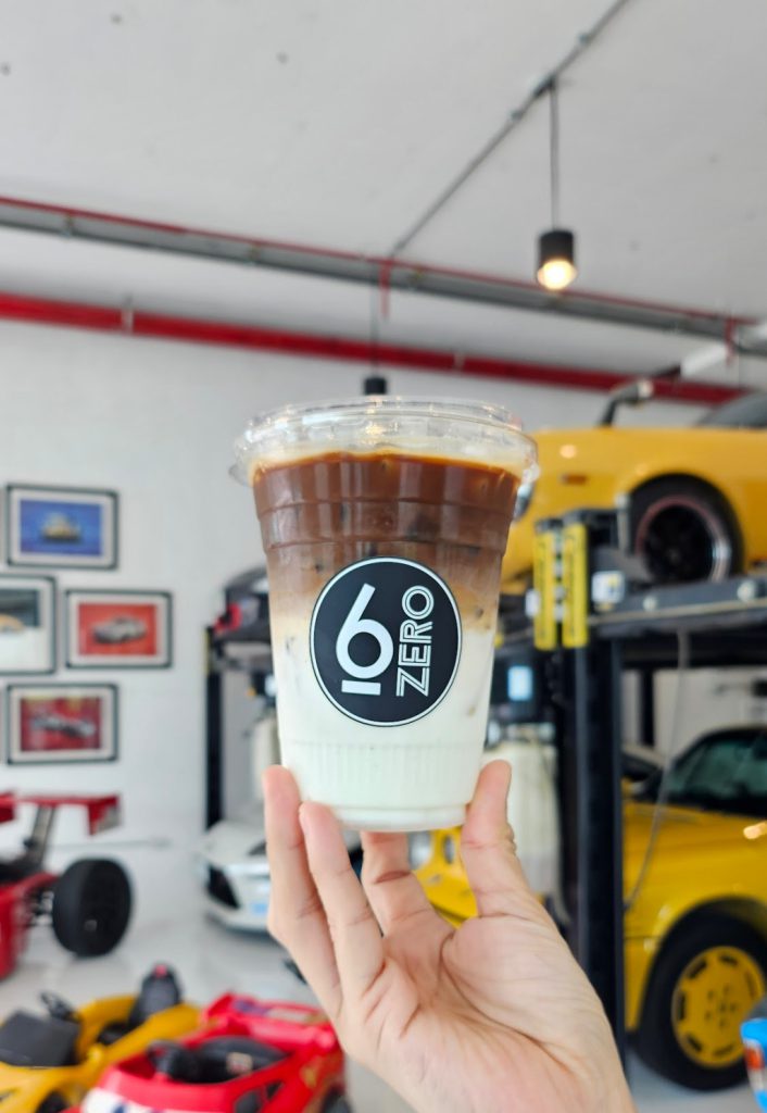 10cc coffee and co, 6 zero garage & roaster, breeze cafe & bar, dna คาเฟ่, dna.do not awkward cafe, dx playground, dx playground cafe’ & bistro, hidden backyard, high octane café, kanomprang, mitte coffee, nooch coffee, plantnery green cafe, rynn kaffe, rynn kaffe specialty coffee, we roast cafe, whistlehomecafe, yerm chocolate, คาเฟ่ ย่านเมืองทองธานี, คาเฟ่นนทบุรี, คาเฟ่ริมทะเลสาบเมืองทอง, คาเฟ่เมืองทอง, คาเฟ่เมืองทอง 2024, คาเฟ่เมืองทอง 2567, คาเฟ่เมืองทอง นนทบุรี, คาเฟ่เมืองทองธานี, คาเฟ่เมืองทองธานี 2024, คาเฟ่เมืองทองธานี 2567, คาเฟ่ใกล้ฉัน, คาเฟ่ในเมืองทอง, ทิมเบอร์ริง ขนมปราง, นุช คอฟฟี่, รีวิวคาเฟ่เมืองทอง, แพลนท์เนอรี กรีน คาเฟ่, top 15+ คาเฟ่เมืองทองธานี 2024 หลากสไตล์ หลายดีไซน์ น่านั่งชิลล์ตามฟีลสุด ๆ