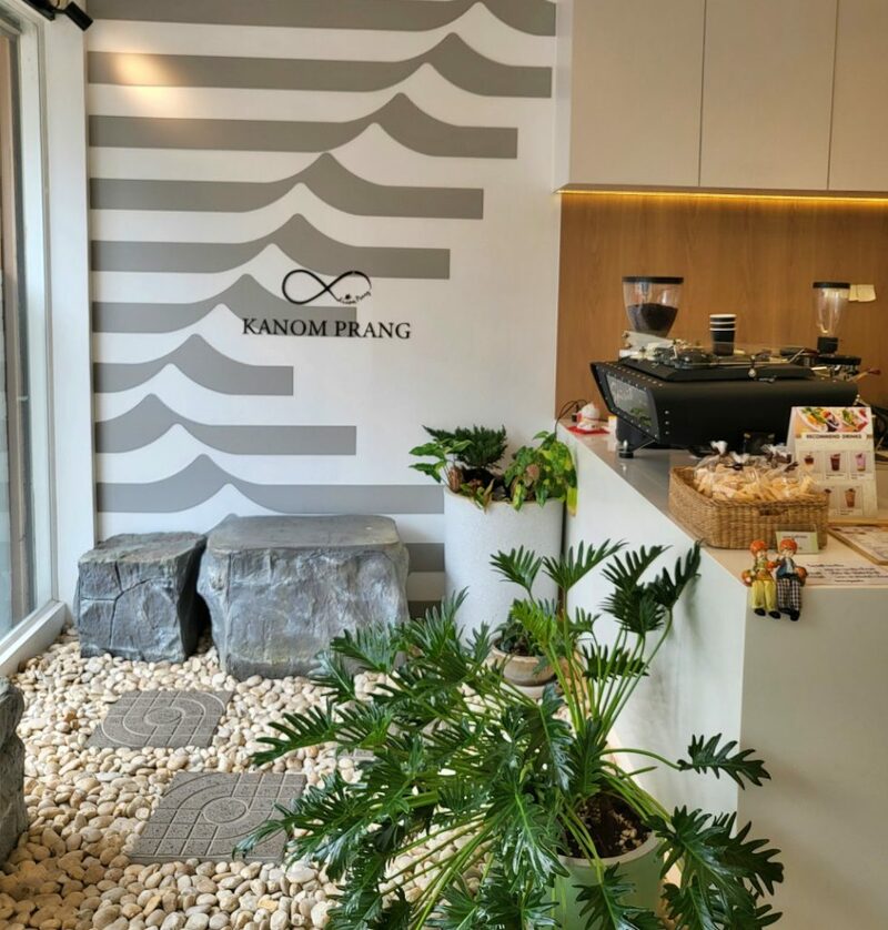 10cc coffee and co, 6 zero garage & roaster, breeze cafe & bar, dna คาเฟ่, dna.do not awkward cafe, dx playground, dx playground cafe’ & bistro, hidden backyard, high octane café, kanomprang, mitte coffee, nooch coffee, plantnery green cafe, rynn kaffe, rynn kaffe specialty coffee, we roast cafe, whistlehomecafe, yerm chocolate, คาเฟ่ ย่านเมืองทองธานี, คาเฟ่นนทบุรี, คาเฟ่ริมทะเลสาบเมืองทอง, คาเฟ่เมืองทอง, คาเฟ่เมืองทอง 2024, คาเฟ่เมืองทอง 2567, คาเฟ่เมืองทอง นนทบุรี, คาเฟ่เมืองทองธานี, คาเฟ่เมืองทองธานี 2024, คาเฟ่เมืองทองธานี 2567, คาเฟ่ใกล้ฉัน, คาเฟ่ในเมืองทอง, ทิมเบอร์ริง ขนมปราง, นุช คอฟฟี่, รีวิวคาเฟ่เมืองทอง, แพลนท์เนอรี กรีน คาเฟ่, top 15+ คาเฟ่เมืองทองธานี 2024 หลากสไตล์ หลายดีไซน์ น่านั่งชิลล์ตามฟีลสุด ๆ