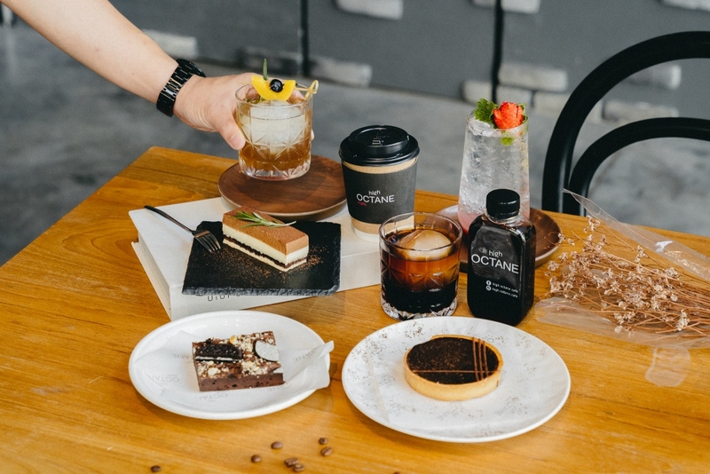 10cc coffee and co, 6 zero garage & roaster, breeze cafe & bar, dna คาเฟ่, dna.do not awkward cafe, dx playground, dx playground cafe’ & bistro, hidden backyard, high octane café, kanomprang, mitte coffee, nooch coffee, plantnery green cafe, rynn kaffe, rynn kaffe specialty coffee, we roast cafe, whistlehomecafe, yerm chocolate, คาเฟ่ ย่านเมืองทองธานี, คาเฟ่นนทบุรี, คาเฟ่ริมทะเลสาบเมืองทอง, คาเฟ่เมืองทอง, คาเฟ่เมืองทอง 2024, คาเฟ่เมืองทอง 2567, คาเฟ่เมืองทอง นนทบุรี, คาเฟ่เมืองทองธานี, คาเฟ่เมืองทองธานี 2024, คาเฟ่เมืองทองธานี 2567, คาเฟ่ใกล้ฉัน, คาเฟ่ในเมืองทอง, ทิมเบอร์ริง ขนมปราง, นุช คอฟฟี่, รีวิวคาเฟ่เมืองทอง, แพลนท์เนอรี กรีน คาเฟ่, top 15+ คาเฟ่เมืองทองธานี 2024 หลากสไตล์ หลายดีไซน์ น่านั่งชิลล์ตามฟีลสุด ๆ