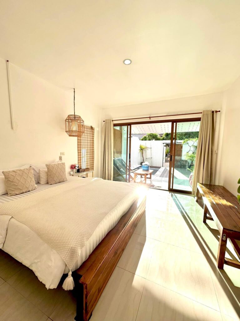 ต้องมาพัก! โลมาพูลวิลล่า เกาะล้าน ที่พักสวย ให้ฟีลชาวเกาะ