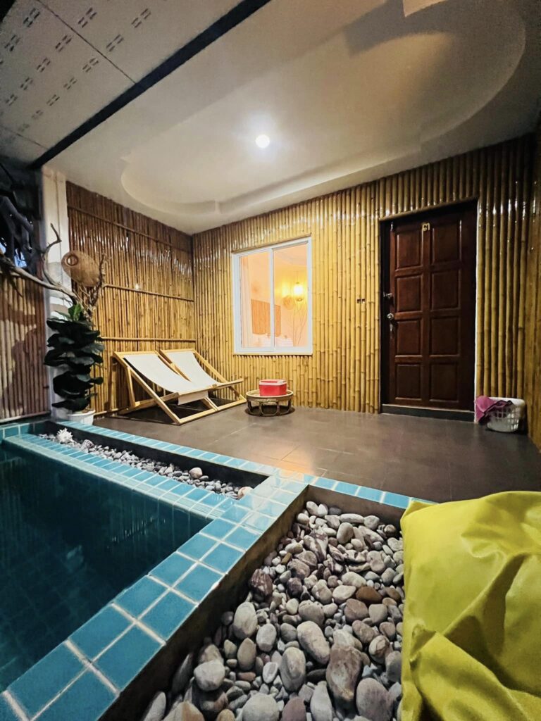 ต้องมาพัก! โลมาพูลวิลล่า เกาะล้าน ที่พักสวย ให้ฟีลชาวเกาะ