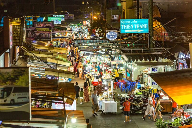 bamboo legend, dinh cau temple, grand world, hon thom cable car, hon thom island, kiss of the sea show, phu quoc night market, sunset town, teddy bear museum, the kiss bridge, vin wonders, vinpearl safari, vo trong nghia, กระเช้าลอยฟ้าที่ยาวที่สุด, กระเช้าลอยฟ้าฟูก๊วก, กระเช้าลอยฟ้าฟูโกว๊ก, ซันเซ็ท ทาวน์, ตลาดนัดกลางคืนฟูโกว๊ก, พิพิธภัณฑ์หมีเท็ดดี้แบร์, ล่องเรือแกรนด์เวิร์ล, วัดดิงชาว, วิน วันเดอร์, สวนสัตว์วินเพิร์ล ซาฟารี, สะพานจูบ, อควาเรี่ยมฟูก๊วก, อควาเรี่ยมฟูโกว๊ก, เกาะฟูก๊วก, เกาะฟูโกว๊ก, เกาะสัปปะรด, เกาะฮอนเทิม, เที่ยวเกาะฟูก๊วก, เที่ยวเกาะฟูโกว๊ก, เที่ยวเวียดนาม, เที่ยวเวียดนาม 2024, เที่ยวเวียดนาม 2567, แกรนด์ เวิร์ล, top 12+ ที่เที่ยวเกาะฟูโกว๊ก 2024 เช็คอินแลนด์มาร์คยอดฮิต ชมโชว์สุดอลังการ