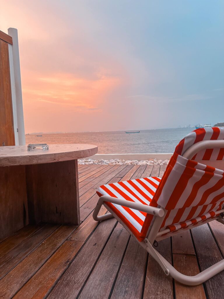 อัพเดทใหม่! 8 ที่พักเกาะล้าน 2024 วิวสวย ใกล้ทะเลธรรมชาติ