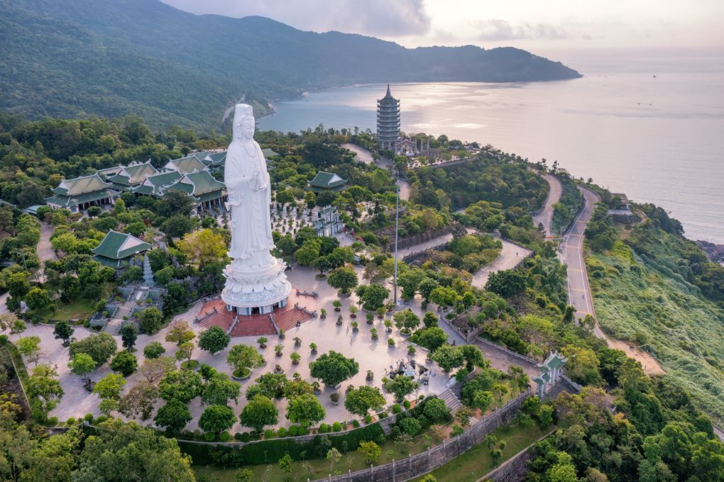 bai da obama, carp dragon, da nang cathedral, dragon bridge, hai van pass, linh ung temple, love bridge, son tra marina, son tra night market, the marble mountain, คาร์ปดราก้อน, คาร์ฟดราก้อน, ช่องเขาไฮวัน, ตลาดนัดกลางคืนเซินตรา, ตลาดฮาน, ตลาดเก่าดานัง, ที่เที่ยวดานัง, บานาฮิลล์, ภูเขาหินอ่อน, วัดหลินอึ๋ง, สะพานมังกร, สะพานมือ, สะพานแห่งความรัก, หาดหินโอบามา, อุโมงค์ไฮวัน, เจ้าแม่กวนอิม ดานัง, เที่ยวดานัง, เที่ยวดานัง 2024, เที่ยวดานัง 2567, แลนด์มาร์คดานัง, โบสถ์คริสต์ ดานัง, top 12+ ที่เที่ยวดานัง 2024 ดูมังกรพ่นไฟ เช็คอินแลนด์มาร์คยอดฮิต