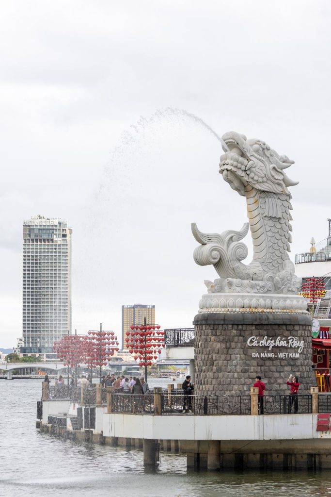 bai da obama, carp dragon, da nang cathedral, dragon bridge, hai van pass, linh ung temple, love bridge, son tra marina, son tra night market, the marble mountain, คาร์ปดราก้อน, คาร์ฟดราก้อน, ช่องเขาไฮวัน, ตลาดนัดกลางคืนเซินตรา, ตลาดฮาน, ตลาดเก่าดานัง, ที่เที่ยวดานัง, บานาฮิลล์, ภูเขาหินอ่อน, วัดหลินอึ๋ง, สะพานมังกร, สะพานมือ, สะพานแห่งความรัก, หาดหินโอบามา, อุโมงค์ไฮวัน, เจ้าแม่กวนอิม ดานัง, เที่ยวดานัง, เที่ยวดานัง 2024, เที่ยวดานัง 2567, แลนด์มาร์คดานัง, โบสถ์คริสต์ ดานัง, top 12+ ที่เที่ยวดานัง 2024 ดูมังกรพ่นไฟ เช็คอินแลนด์มาร์คยอดฮิต