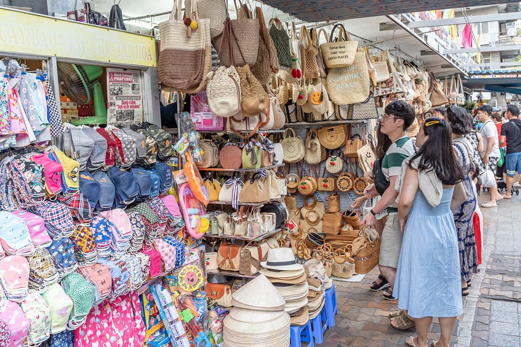 bai da obama, carp dragon, da nang cathedral, dragon bridge, hai van pass, linh ung temple, love bridge, son tra marina, son tra night market, the marble mountain, คาร์ปดราก้อน, คาร์ฟดราก้อน, ช่องเขาไฮวัน, ตลาดนัดกลางคืนเซินตรา, ตลาดฮาน, ตลาดเก่าดานัง, ที่เที่ยวดานัง, บานาฮิลล์, ภูเขาหินอ่อน, วัดหลินอึ๋ง, สะพานมังกร, สะพานมือ, สะพานแห่งความรัก, หาดหินโอบามา, อุโมงค์ไฮวัน, เจ้าแม่กวนอิม ดานัง, เที่ยวดานัง, เที่ยวดานัง 2024, เที่ยวดานัง 2567, แลนด์มาร์คดานัง, โบสถ์คริสต์ ดานัง, top 12+ ที่เที่ยวดานัง 2024 ดูมังกรพ่นไฟ เช็คอินแลนด์มาร์คยอดฮิต